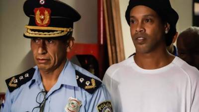 El exfutbolista brasileño Ronaldinho Gaúcho se encuentra metido en serios problemas con la justicia de Paraguay luego de haber sido enviado a prisión. Hoy se han revelado la manera en que la pasa el exjugador en la cárcel. Fotos AFP y Twitter.