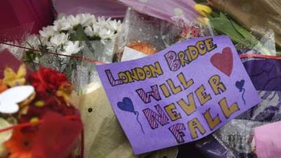 Vista de las flores y las velas en una manifestación en solidaridad con las víctimas del ataque que dejó el sábado siete muertos y 48 heridos en el Puente de Londres en la capital británica. EFE