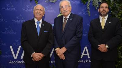 Fuad Faraj (presidente Valmoral), el homenajeado Marco Raudales y Sergio Guevara (vicepresidente)