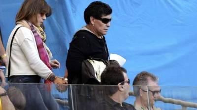 Argentinian former football player Diego Armando Maradona reacts during the Russia 2018 World Cup round of 16 football match between France and Argentina at the Kazan Arena in Kazan on June 30, 2018. / AFP PHOTO / SAEED KHAN / RESTRICTED TO EDITORIAL USE - NO MOBILE PUSH ALERTS/DOWNLOADS