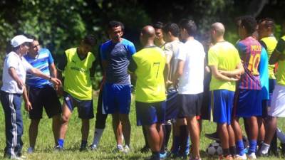 El chileno Sergio Romero da indicaciones a sus jugadores.