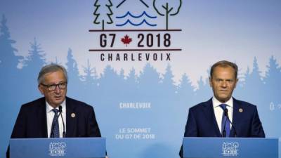 El presidente de la Comisión Europea, Jean-Claude Juncker (i), y el presidente del Consejo de Europa, Donald Tusk, ofrecen una rueda de prensa durante la cumbre de líderes del G7 en Charlevoix, en La Baie, Canadá, hoy, 8 de junio de 2018. EFE