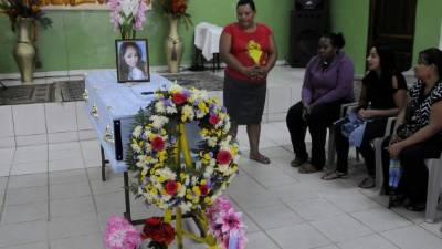 Los pobladores del barrio Danto en el velorio de la joven ceibeña.