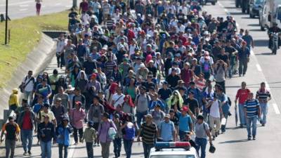 Salvadoran migrants embark on a journey in caravan to the United States, in San Salvador on October 31, 2018. - Many Salvadoreans inspired by the much larger Honduran caravan already in Mexico and striving to reach the United States, are heading for the border with Guatemala in the hope of eventually realizing the 'American dream' and reaching the US. (Photo by Marvin RECINOS / AFP)