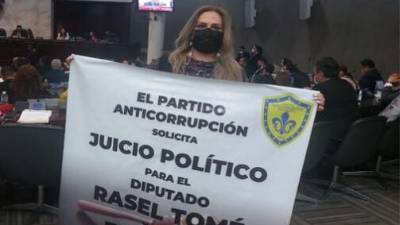 La parlamentaria del PAC sostiene una pancarta pidiendo juicio político contra dos diputados de Libre por su inclusión en la Lista Engel.