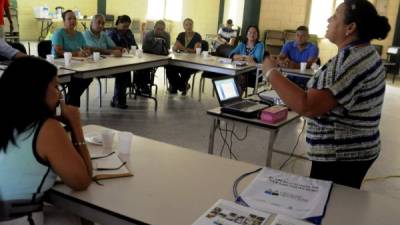 Autoridades educativas de Atlántida en la actividad de la campaña de alfabetización.