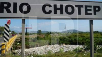 Enormes cúmulos de desechos siguen contaminando el río Chotepe de La Lima, Cortés, popularmente conocido como 'el tufoso'.