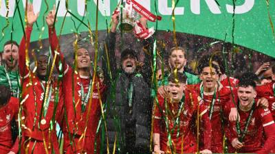 Klopp en el momento que alzaba el título de la Carabao Cup.
