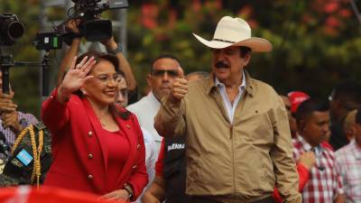 La presidenta hondureña, Xiomara Castro, junto a su esposo y expresidente Manuel Zelaya, participan en una manifestación para exigir al Parlamento la elección del nuevo fiscal general y del fiscal general adjunto hoy, en Tegucigalpa (Honduras).