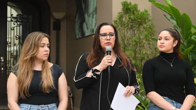 Ana García de Hernández, ex primera dama de Honduras, junto a sus dos hijas.