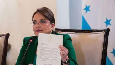 La presidenta de Honduras, Iris Xiomara Castro Sarmiento, muestra el documento.