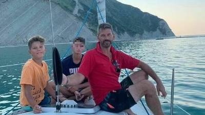El padre, la madre y el hermano menor del atacante fallecieron por las heridas.