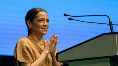 La cantante mexicana Natalia Lafourcade habla este viernes en la XIX Cumbre Mundial de Premios Nobel por La Paz, en la ciudad de Monterrey (México). EFE/ Miguel Sierra