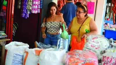 <b>Una mujer se abastece de granos básicos en un mercado de San Pedro Sula. Fotos: LA PRENSA</b>