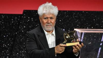 El cineasta español recibe el León de Oro del Festival de Cine de Venecia por 'The Room Next Door' ('La habitación de al lado').