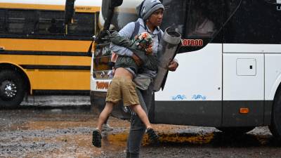 “¡Súbale, súbale! A 100 dolaritos el viaje a la capital, va directo, seguro y llega más rápido por una ruta exclusiva”. Así le llegó la propuesta a Maite (nombre ficticio), una venezolana que llegó hace tres semanas a Honduras, huyendo de una <b><a href=https://www.laprensa.hn/honduras/tres-millones-hondurenos-necesidades-humanitarias-pobreza-crisis-DB12206140>crisis humanitaria</a></b> que ha sido el factor fundamental para que muchos latinoamericanos decidan <b>migrar hacia Estados Unidos</b>.