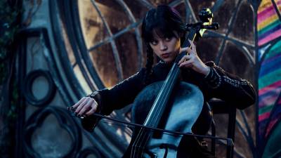 Jenna Ortega da vida a Wednesday Addams en 'Wednesday', dirigida por Tim Burton. En la serie, su personaje investiga misteriosos sucesos en Nevermore Academy, mientras enfrenta desafíos y secretos familiares. La temporada 2 se estrenará en 2025, profundizando en los oscuros enigmas que rodean a la familia Addams.