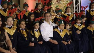 El Presidente Juan Orlando Hernández junto al coro infantil de la Intercontinental School en Casa Presidencial.