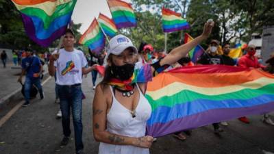 Miembros de la comunidad LGBTQI participan en una marcha en Caracas, Venezuela. EFE.