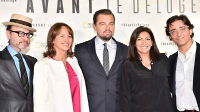 Deborah Armstrong, el director estadounidense Fisher Stevens, la ministra francesa de Ecología, Segolene Royal, el actor estadounidense, Leonardo DiCaprio, la alcaldesa de París, Anne Hidalgo y el director para Francia de National Geographic, Olivier Bramlypose, su llegada hoy, lunes 17 de octubre de 2016, al estreno del documental 'Before the Flood' en París (Francia). El documental, dirigido por Fisher Evans, trata sobre el cambio climático.