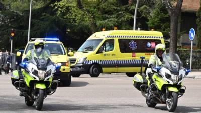 Policías españolas abren paso a una ambulancia con un paciente infectado por Covid 19./AFP.