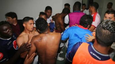 Futbolistas de Motagua y Olimpia armaron tremenda bronca camino a los camerinos.