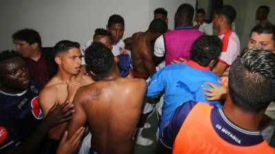Futbolistas de Motagua y Olimpia armaron tremenda bronca camino a los camerinos.