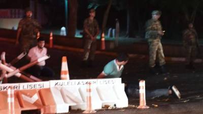 Militares retienen a policías en las afueras de un edificio estatal.