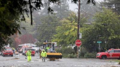 Severas inundaciones han provocado evacuaciones y cortes de luz en las principales ciudades de California.