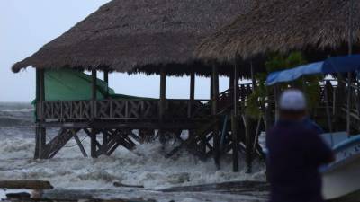 En Omoa se registra alto oleaje, la navegación marítima se ha restringido.