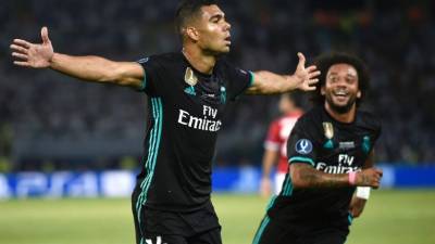 Real Madrid's Brazilian midfielder Casemiro (L) celebrates after scoring a goal with his teammate Real Madrid's Brazilian defender Marcelo during the UEFA Super Cup football match between Real Madrid and Manchester United on August 8, 2017, at the Philip II Arena in Skopje. / AFP PHOTO / Nikolay DOYCHINOV