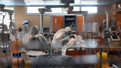 Albania's Etleva Strefi (45), a worker of the Cremona hospital cleaning staff, cleans a patient's room at the Covid-19 intensive therapy area on April 22, 2020 in Cremona, during the country's lockdown aimed at curbing the spread of the COVID-19 infection, caused by the novel coronavirus. (Photo by MIGUEL MEDINA / AFP)