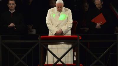 El papa Francisco encabezó los actos en el Coliseo ayer.