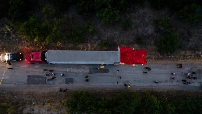 Al menos 50 migrantes, 22 de ellos mexicanos, fueron encontrados muertos dentro y en los alrededores de un camión abandonado al borde de una carretera en San Antonio, Texas, tragedia que la Casa Blanca calificó este martes de “horrible y descorazonadora”.