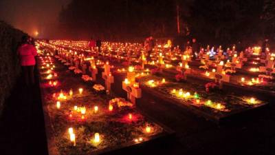 Así lucieron los cementerios en la ciudad de Szczecin, en Polonia, donde miles recordaron a sus seres queridos fallecidos.