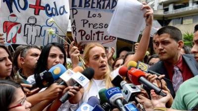 Lilian Tintori, esposa de López, se presentó ante el Consejo Nacional Electoral para exigir las fechas de las elecciones parlamentarias.