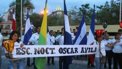 Estudiantes de colegios oficiales desfilaron con pancartas.