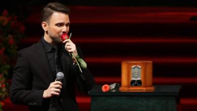 El cantante español Jas Devael rindió tributo a Juan Gabriel, la estrella mexicana que apadrinó la carrera del europeo.