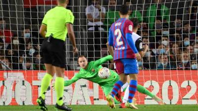 Ter Stegen no pudo llegar a la pelota.