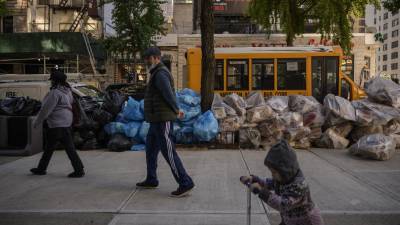 Los recolectores de basura se fueron a huelga por la imposición de la vacuna obligatoria contra el covid 19.