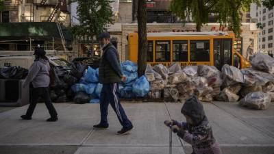 Los recolectores de basura se fueron a huelga por la imposición de la vacuna obligatoria contra el covid 19.