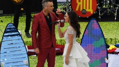 La fiesta inaugural del Mundial de Rusia 2018 comenzó este jueves en el estadio Luzhniki de Moscú con la actuación del cantante inglés Robbie Williams y la soprano rusa Aida Garifullina.
