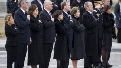 El expresidente de Estados Unidos George W. H. Bush (1989-1993) recibió hoy el último adiós en una ceremonia íntima en la Iglesia Episcopal St. Martin de Houston (Texas), en la que estuvo presente su familia y las personas más allegadas para despedir a 'un hombre decente, noble y humano'.