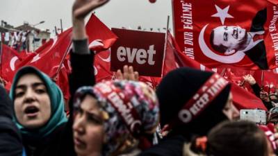 Manifestación en Estambul en apoyo al fortalecimiento de poderes del actual presidente turco.