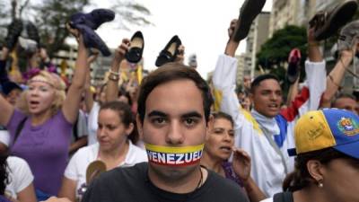 Jóvenes de la oposición salieron a protestar ayer en el centro de Caracas.