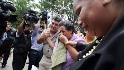 Los familiares y amigos de la líder indígena Berta Cáceres lloran su muerte en La Esperanza, a 200 km al noroeste de Tegucigalpa, el 3 de marzo de 2016. (Fotos AFP).