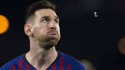 Lionel Messi, con un triplete, y Luis Suárez, con un gol y una asistencia, se bastaron para desarmar (4-1) al Betis en duelo de la jornada 28. Tras la exhibición de Messi, la afición del club local tuvo un gesto que asombró al crack argentino. FOTOS AFP Y EFE.