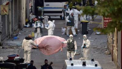 Los forenses trabajan en la calle donde se hizo explotar una mujer esta mañana.