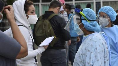 Los capitalinos están acudiendo en masa a practicarse pruebas a los diferentes triajes por temor al coronavirus.(Photo by ORLANDO SIERRA / AFP)