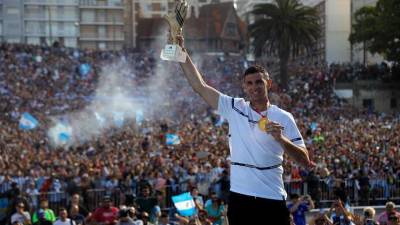 Dibu Martínez junto con el Guante de Oro, galardón que se le dio por ser nombrado como el mejor portero del Mundial de Qatar.